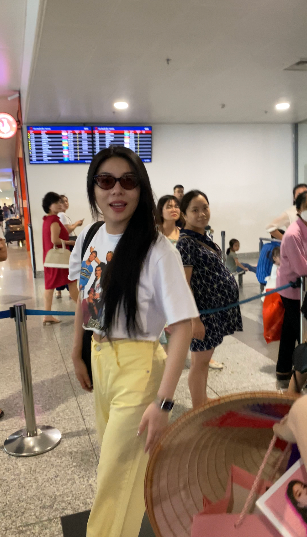 "Beyoncé xứ Hàn" Ailee đổ bộ Việt Nam, hào hứng nhận nón lá và ký tặng fan Việt - Ảnh 1.