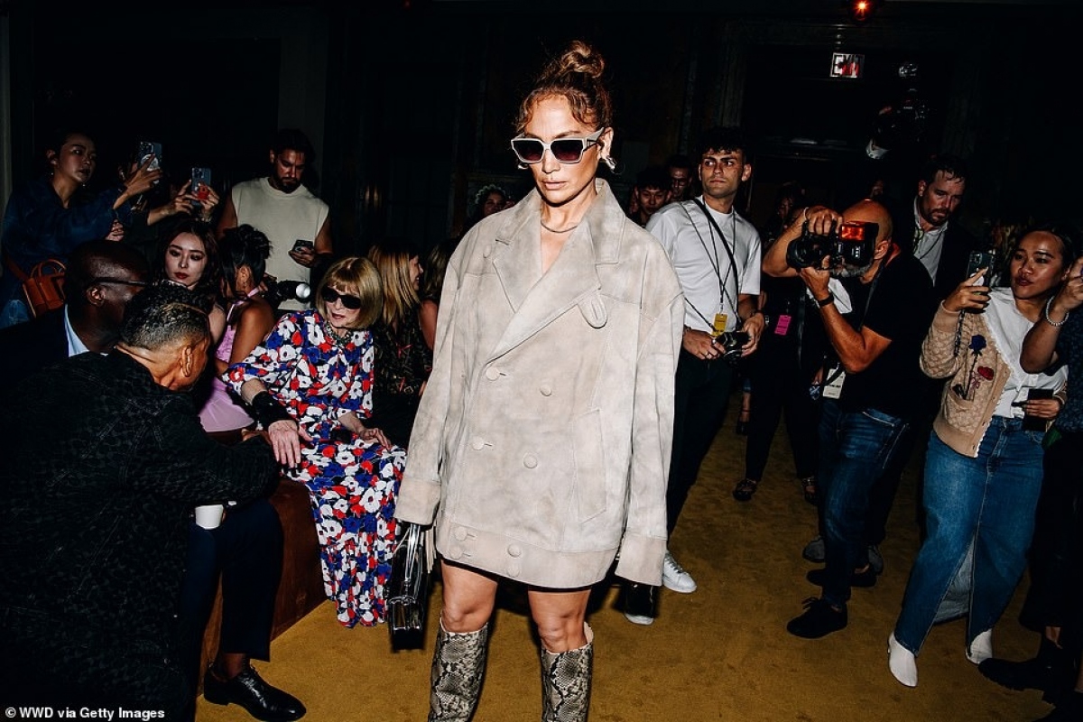 Jennifer Lopez ăn vận sành điệu tại Tuần lễ thời trang New York - Ảnh 2.