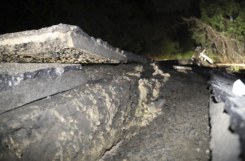 Động đất mạnh ở Nhật Bản: &Iacute;t nhất 6 người thiệt mạng, gần 100.000 người được lệnh sơ t&aacute;n - Ảnh 9.