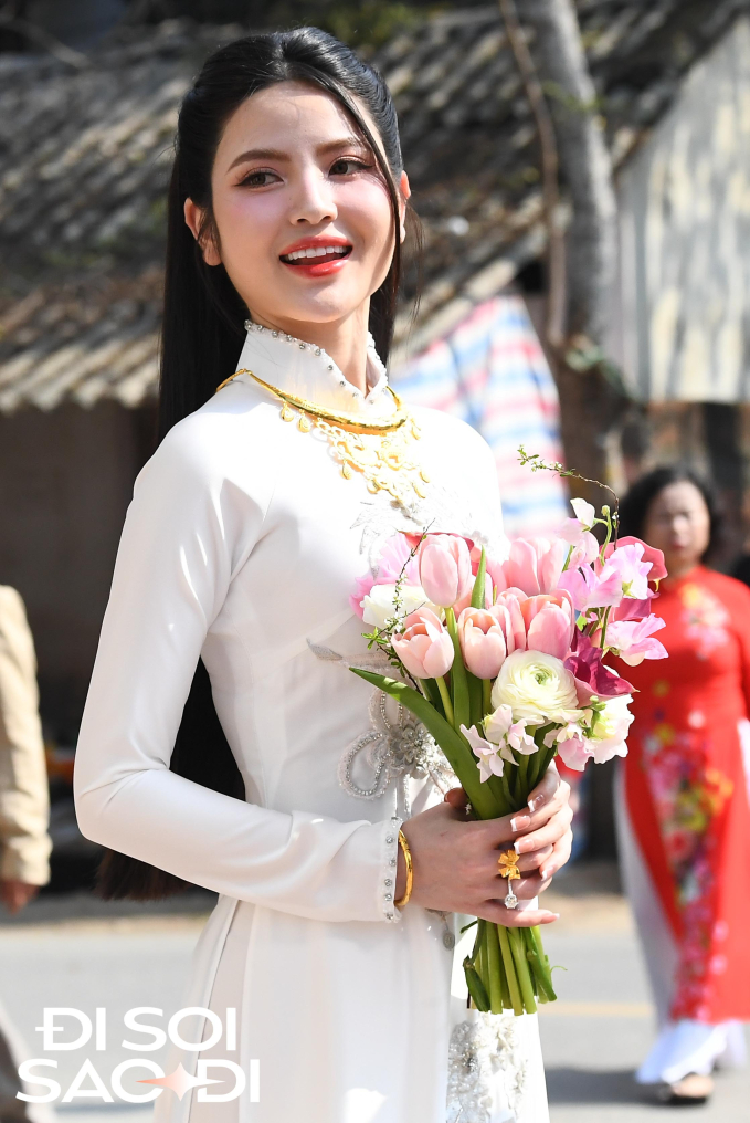 Chu Thanh Huyền &quot;xả vai&quot; cô dâu hiền, tạo dáng cực lầy ở hậu trường đám hỏi với Quang Hải - Ảnh 4.
