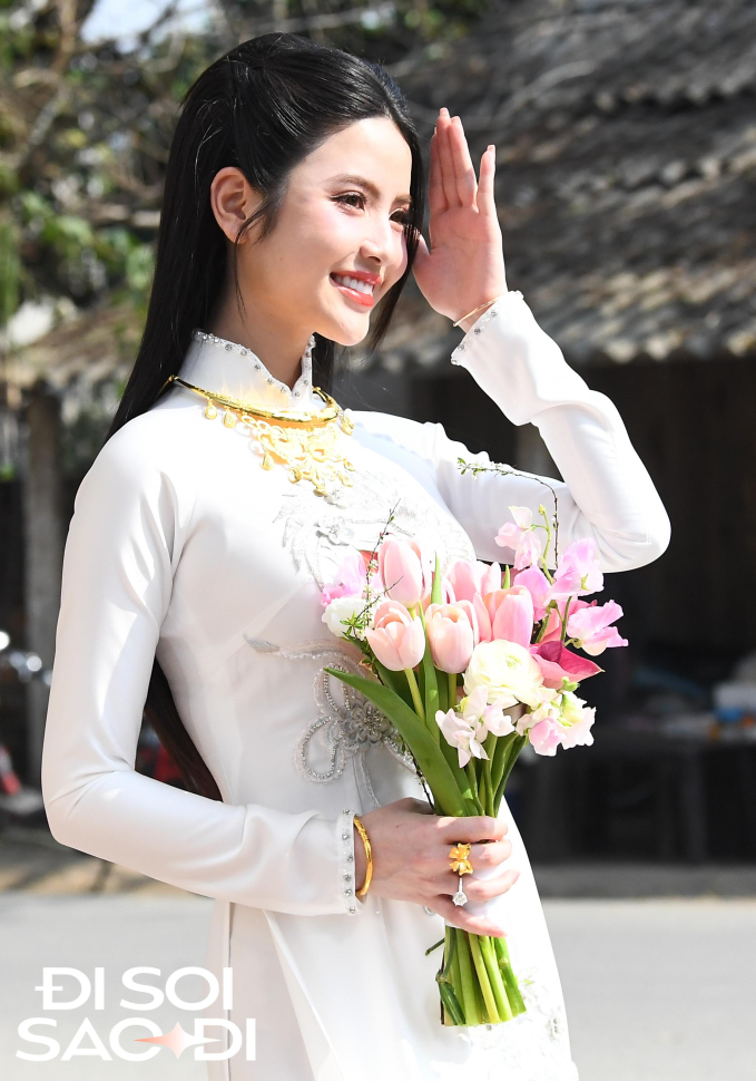 Chu Thanh Huyền &quot;xả vai&quot; cô dâu hiền, tạo dáng cực lầy ở hậu trường đám hỏi với Quang Hải - Ảnh 2.