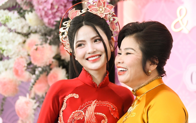 Chu Thanh Huyền hạnh ph&uacute;c b&ecirc;n mẹ, bố vợ tất bật chuẩn bị đ&oacute;n con rể qu&yacute; - Quang Hải