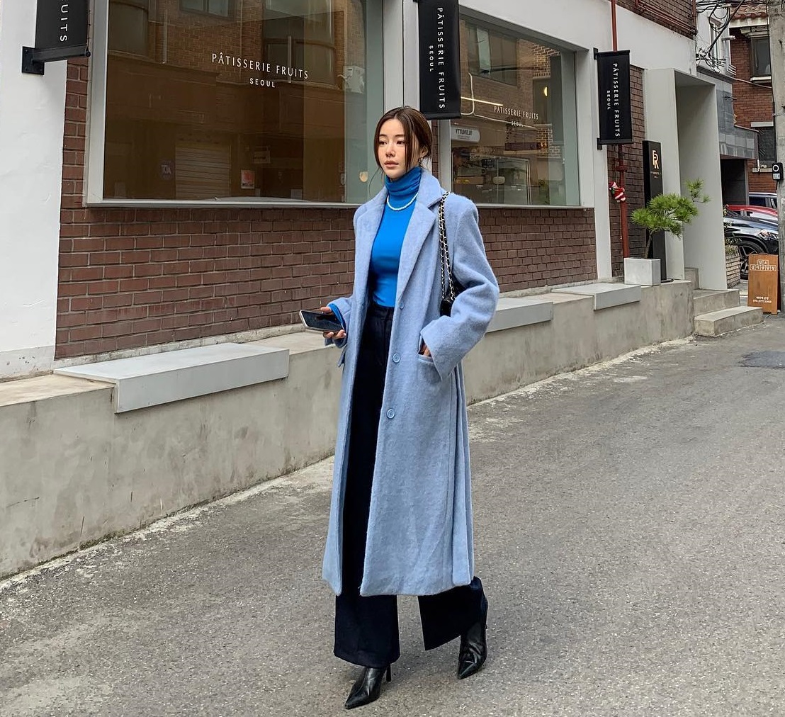 5 mẫu áo khoác dáng dài nên sắm để mặc đẹp hơn trong dịp Tết 2024- Ảnh 7. 5 mẫu áo khoác dáng dài nên sắm để mặc đẹp hơn trong dịp Tết 2024- Ảnh 7.