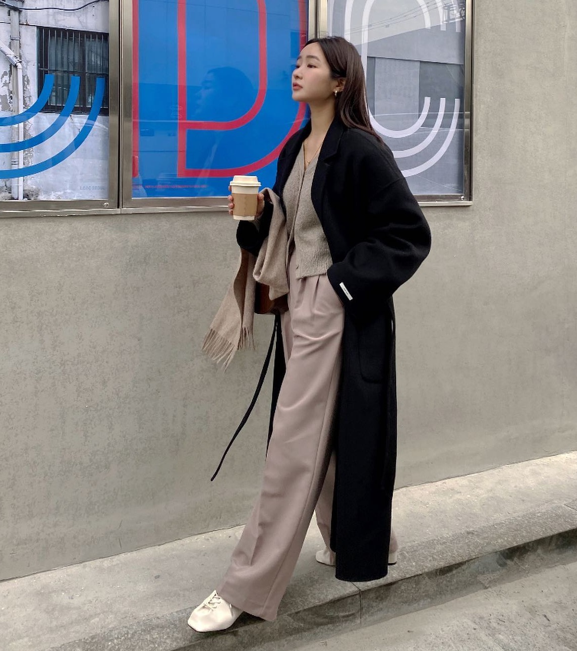 5 mẫu áo khoác dáng dài nên sắm để mặc đẹp hơn trong dịp Tết 2024- Ảnh 10. 5 mẫu áo khoác dáng dài nên sắm để mặc đẹp hơn trong dịp Tết 2024- Ảnh 10.