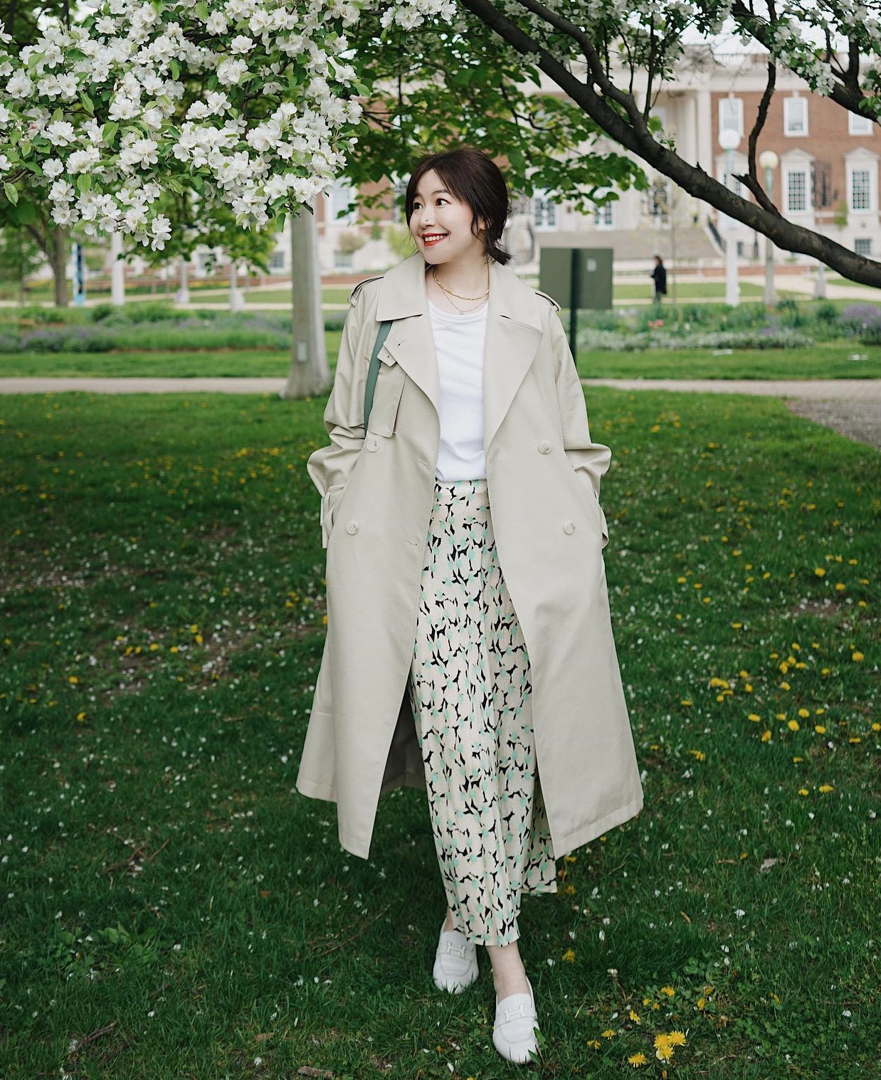 5 mẫu áo khoác dáng dài nên sắm để mặc đẹp hơn trong dịp Tết 2024- Ảnh 1. 5 mẫu áo khoác dáng dài nên sắm để mặc đẹp hơn trong dịp Tết 2024- Ảnh 1.