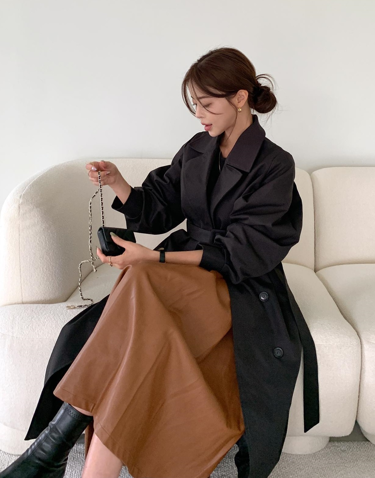 5 mẫu áo khoác dáng dài nên sắm để mặc đẹp hơn trong dịp Tết 2024- Ảnh 2. 5 mẫu áo khoác dáng dài nên sắm để mặc đẹp hơn trong dịp Tết 2024- Ảnh 2.