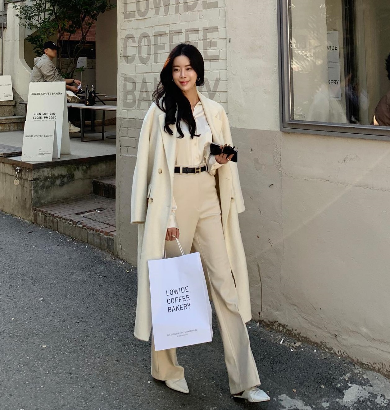 5 mẫu áo khoác dáng dài nên sắm để mặc đẹp hơn trong dịp Tết 2024- Ảnh 3. 5 mẫu áo khoác dáng dài nên sắm để mặc đẹp hơn trong dịp Tết 2024- Ảnh 3.