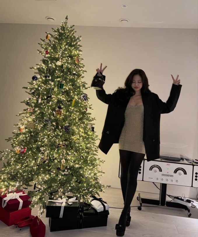 Jennie (BLACKPINK) tung bộ ảnh nóng bỏng chào năm mới, sự chú ý đổ dồn vào nhân vật làm lộ ảnh hẹn hò của nữ idol với V (BTS) - Ảnh 2.