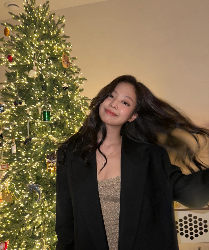 Jennie (BLACKPINK) tung bộ ảnh nóng bỏng chào năm mới, sự chú ý đổ dồn vào nhân vật làm lộ ảnh hẹn hò của nữ idol với V (BTS) - Ảnh 5.