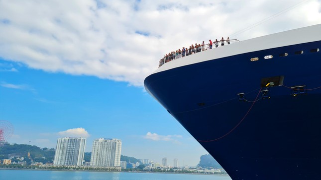 Hai &quot;siêu tàu&quot; đưa gần 3.700 khách quốc tế đến Hạ Long đêm giao thừa - Ảnh 7.