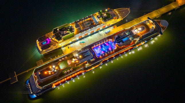 Hai &quot;siêu tàu&quot; đưa gần 3.700 khách quốc tế đến Hạ Long đêm giao thừa - Ảnh 9.