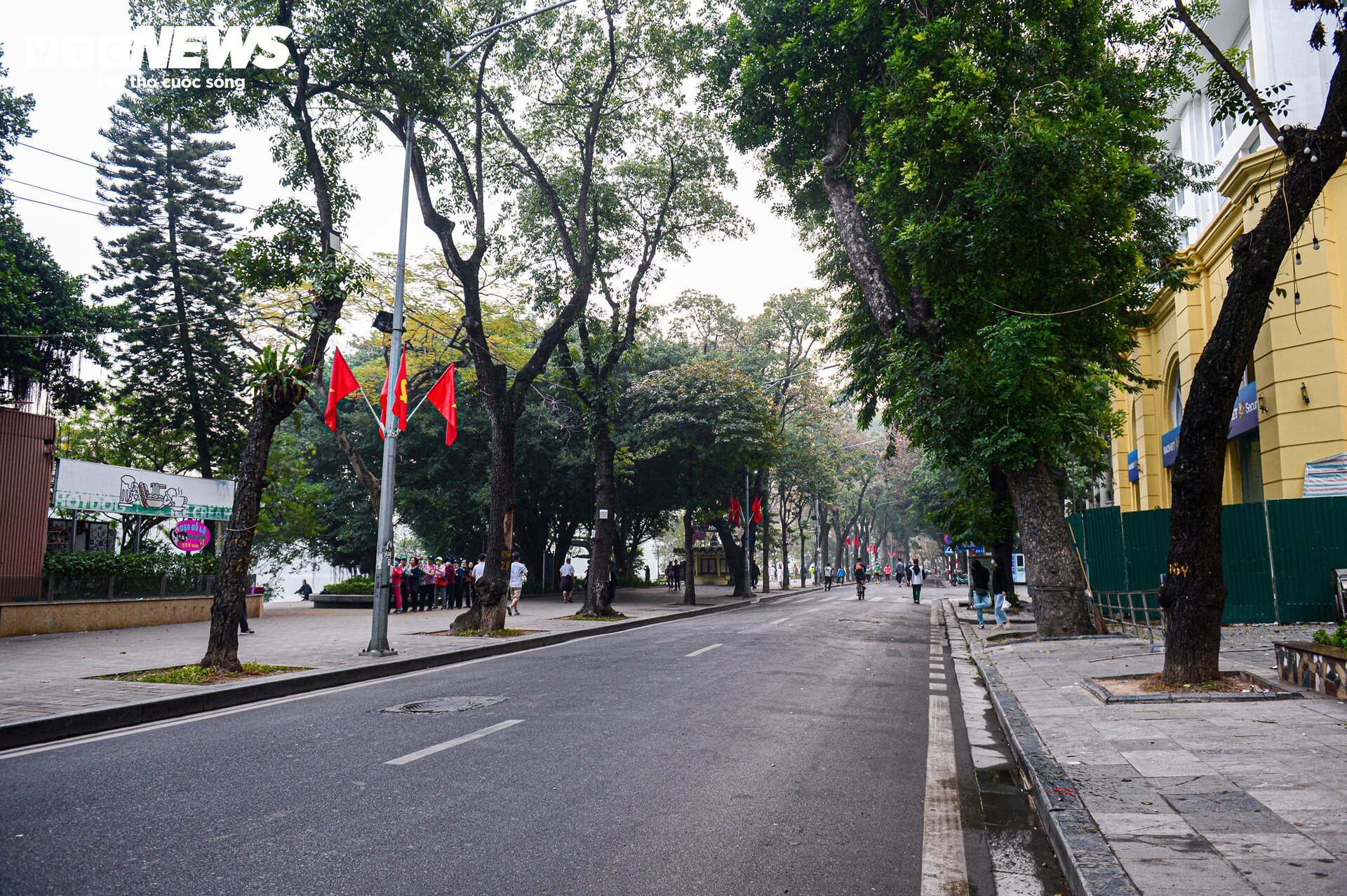 Đường phố Hà Nội vắng vẻ, thanh bình ngày đầu năm mới 2024 - Ảnh 13.
