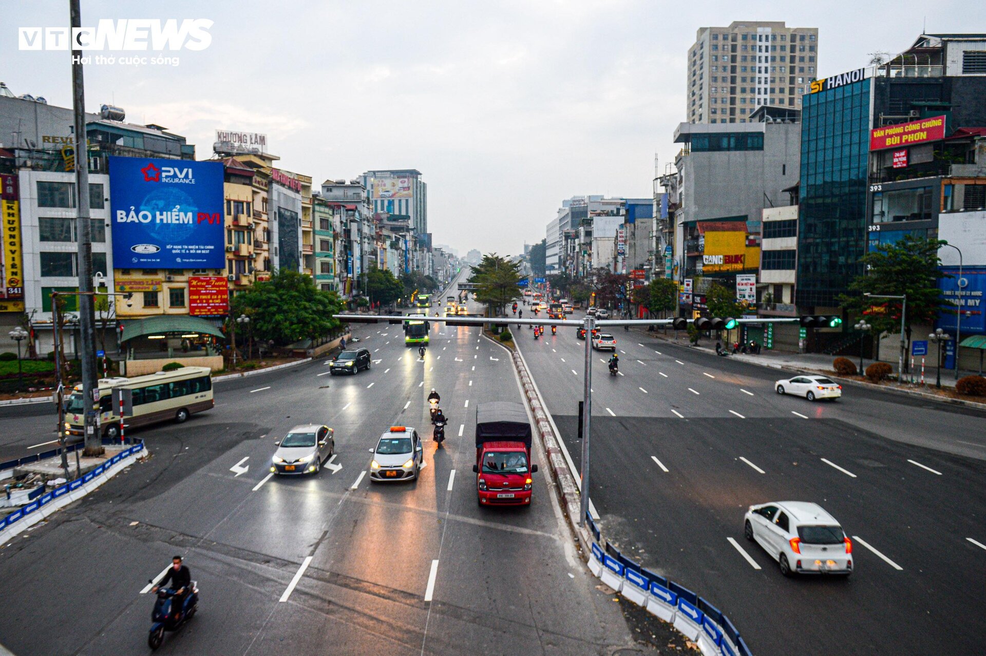 Đường phố Hà Nội vắng vẻ, thanh bình ngày đầu năm mới 2024 - Ảnh 3.