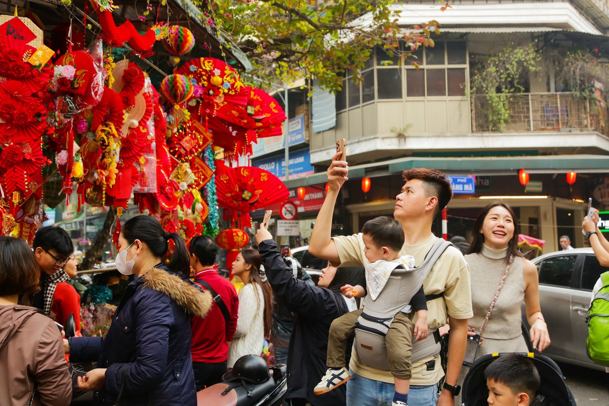 Phố H&agrave;ng M&atilde; rực rỡ sắc m&agrave;u đ&oacute;n Xu&acirc;n Gi&aacute;p Th&igrave;n - Ảnh 5.