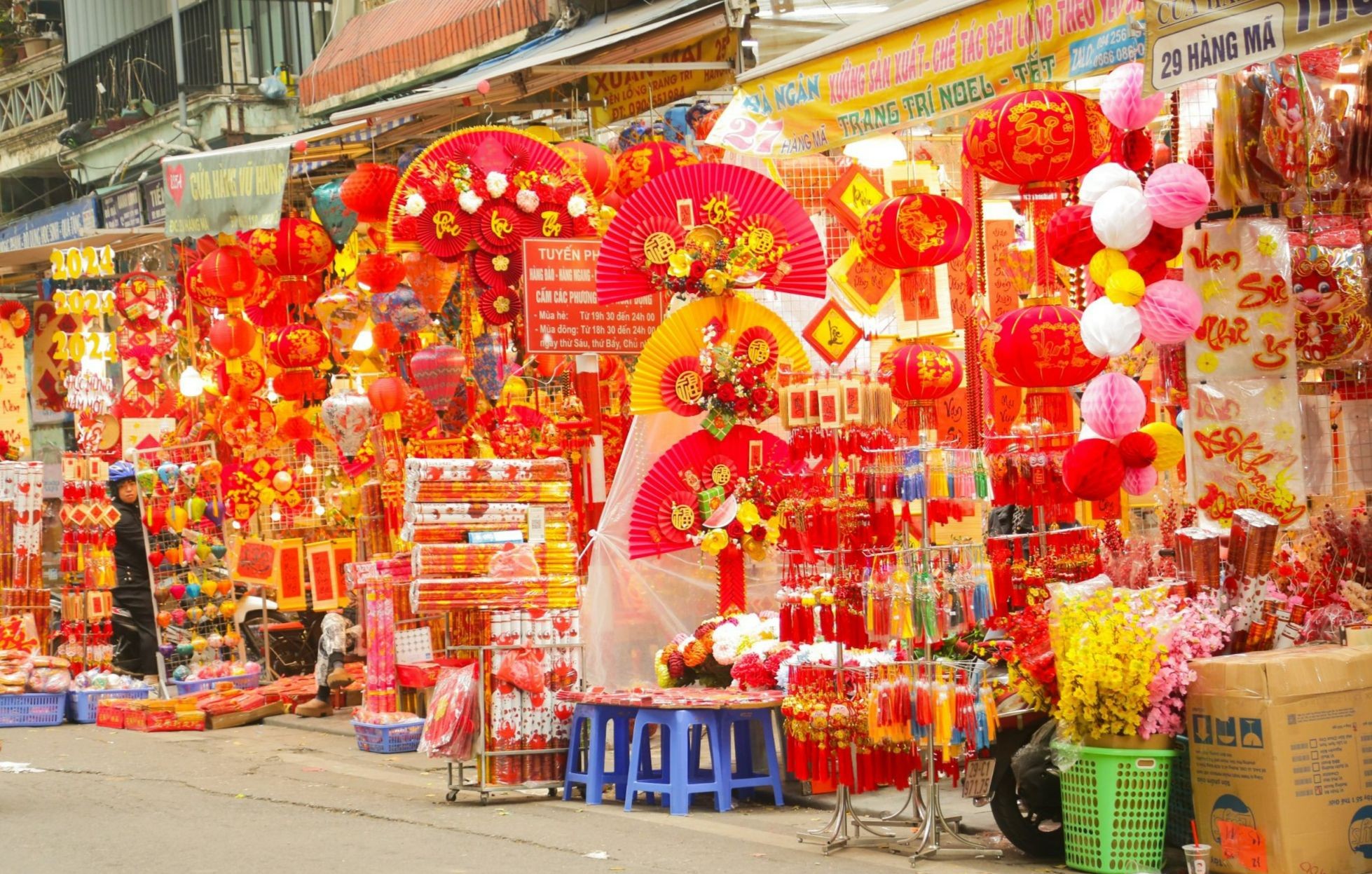 Phố H&agrave;ng M&atilde; rực rỡ sắc m&agrave;u đ&oacute;n Xu&acirc;n Gi&aacute;p Th&igrave;n - Ảnh 21.