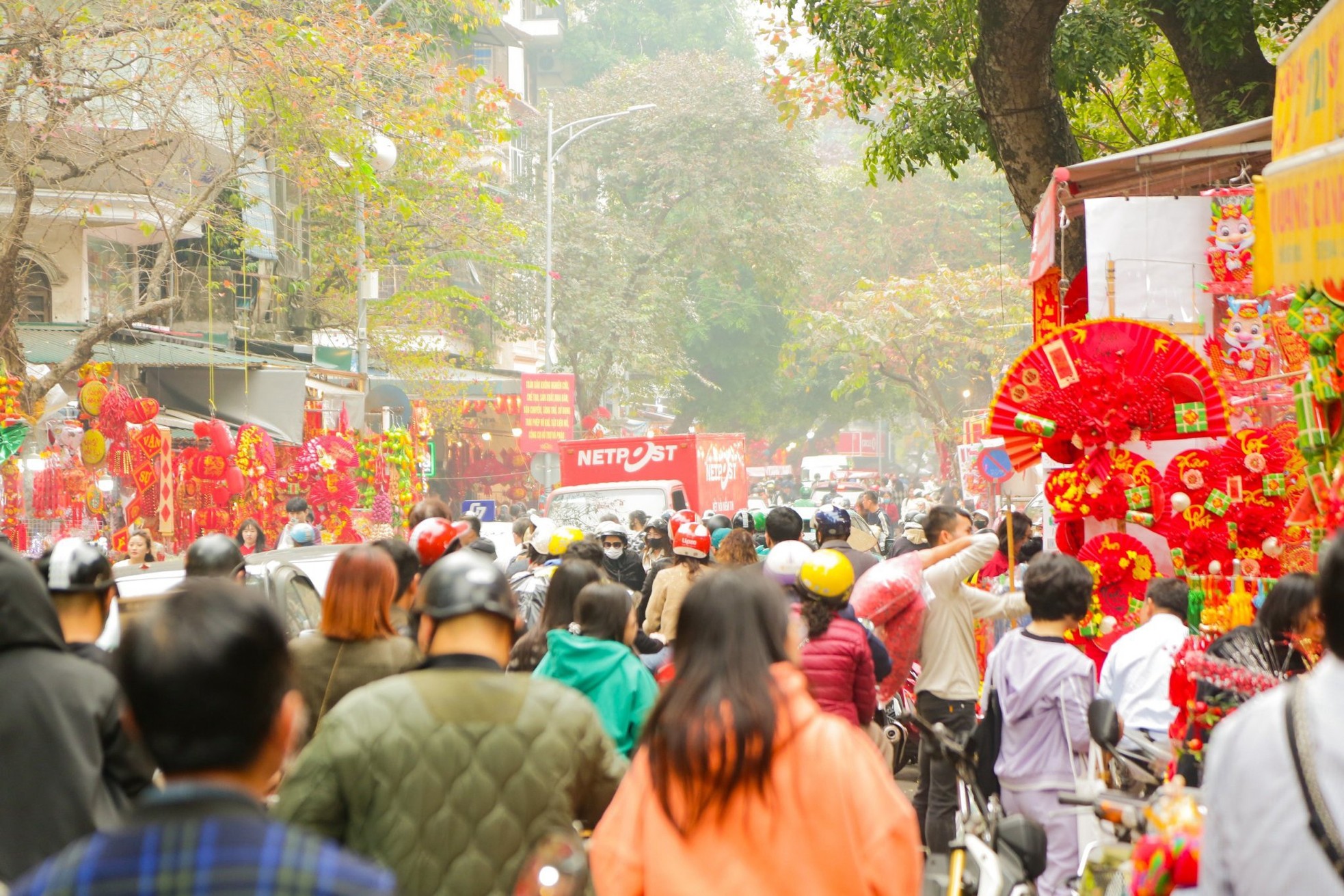 Phố H&agrave;ng M&atilde; rực rỡ sắc m&agrave;u đ&oacute;n Xu&acirc;n Gi&aacute;p Th&igrave;n - Ảnh 1.