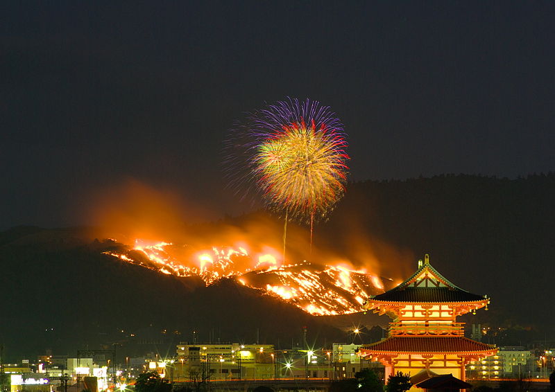Lễ hội đốt cháy ngọn núi độc nhất vô nhị tại Nhật Bản - Ảnh 1.