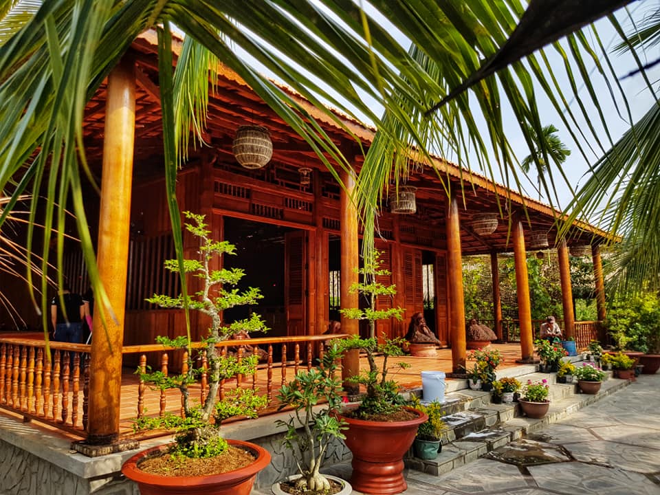 Căn nhà làm từ 4000 cây dừa của vợ chồng "đại gia" miền Tây, cho khách ở qua đêm, khám phá miệt vườn cù lao - Ảnh 1.