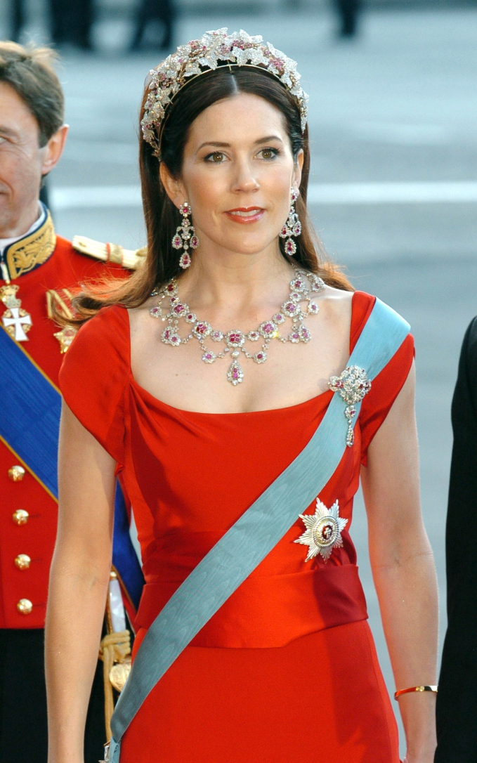 Cận cảnh những chiếc vương miện lấp lánh kim cương của Vương hậu tương lai Đan Mạch: Đẹp tinh xảo, giá trị và ý nghĩa vô cùng - Ảnh 7.