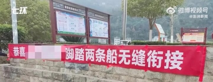 Cay c&uacute; v&igrave; bị 'đ&aacute;', ch&agrave;ng trai giăng biểu ngữ b&ecirc;u xấu người cũ rồi 'ăn quả đắng' - Ảnh 1.