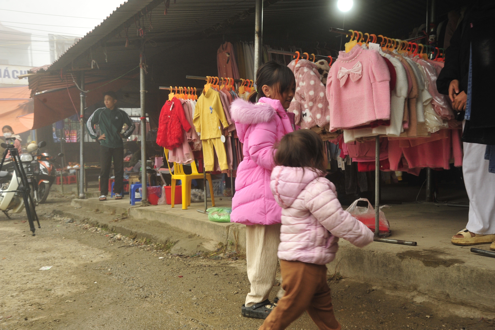 Trẻ em thích thú được đến chợ mua sắm quần áo mới