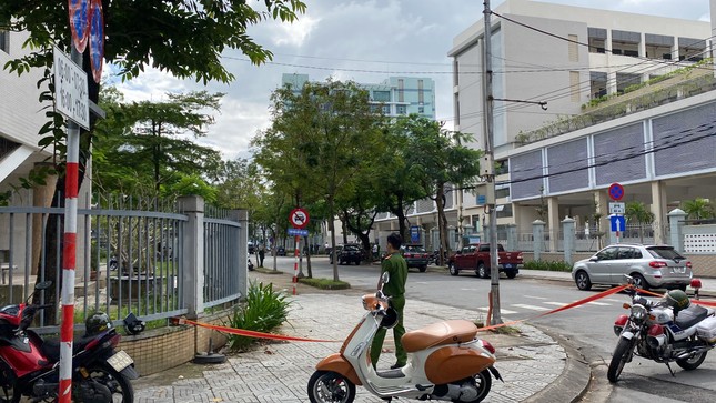 Người đàn ông quăng &quot;vật thể lạ&quot; vào trường học rồi bỏ chạy, phong tỏa hiện trường - Ảnh 2.