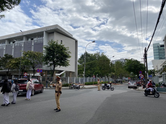 Người đàn ông quăng &quot;vật thể lạ&quot; vào trường học rồi bỏ chạy, phong tỏa hiện trường - Ảnh 1.