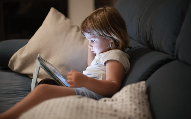 Trẻ em nhìn màn hình điện tử quá sớm có nguy cơ bị chậm phát triển - Ảnh 1.