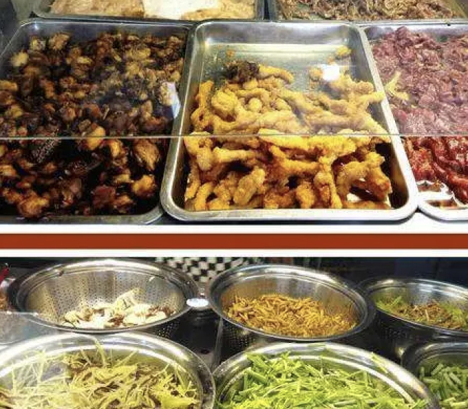 Bữa ăn canteen bị "vạch trần" khiến sinh vi&ecirc;n trong trường phải thốt l&ecirc;n: "Ch&uacute;ng t&ocirc;i kh&ocirc;ng muốn ăn thế n&agrave;y đ&acirc;u!" - Ảnh 2.