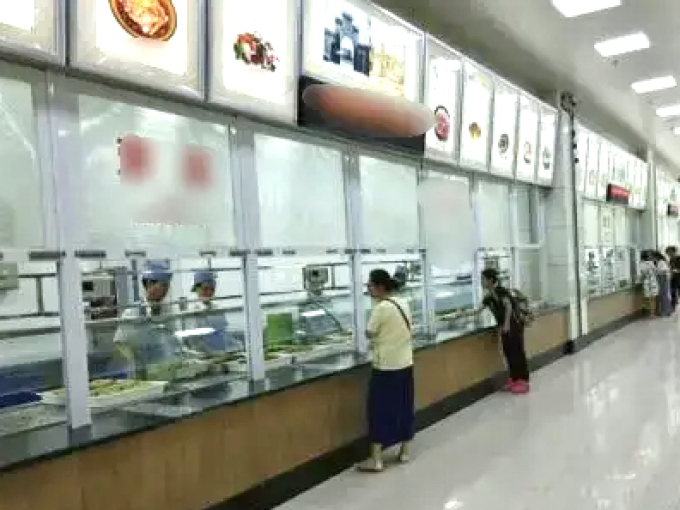 Bữa ăn canteen bị "vạch trần" khiến sinh vi&ecirc;n trong trường phải thốt l&ecirc;n: "Ch&uacute;ng t&ocirc;i kh&ocirc;ng muốn ăn thế n&agrave;y đ&acirc;u!" - Ảnh 1.