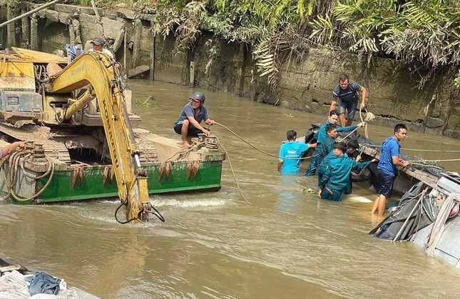 Lật ghe ở Vĩnh Long, 23 tấn gạo chìm sông - Ảnh 2.