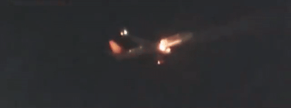 Máy bay Hàn Quốc chở 122 người đột ngột tóe lửa rồi bốc cháy khi chuẩn bị hạ cánh, video ghi lại cảnh tượng hiện trường gây sốc - Ảnh 2.