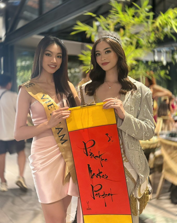 Hoa hậu Đoàn Thu Thuỷ tự tay viết 100 bức thư pháp để làm quà tặng các thí sinh Miss Global 2023 - Ảnh 1.