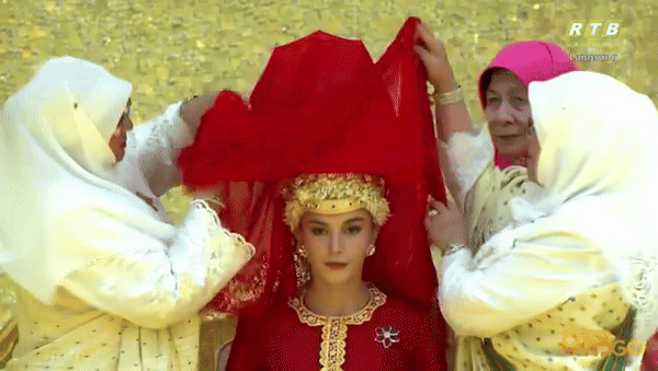 Cận cảnh đám cưới thế kỷ của Hoàng tử tỷ đô Brunei: Dát vàng thể hiện đẳng cấp, cô dâu đẹp lộng lẫy chiếm spotlight- Ảnh 3.