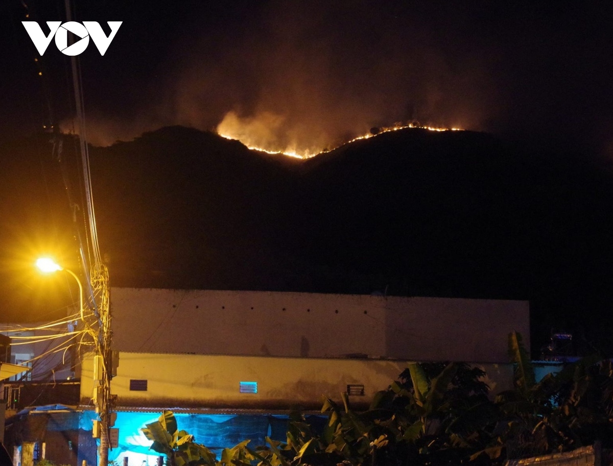 Xuyên đêm ứng phó với cháy lớn trên núi Cô Tiên, Khánh Hòa - Ảnh 3.