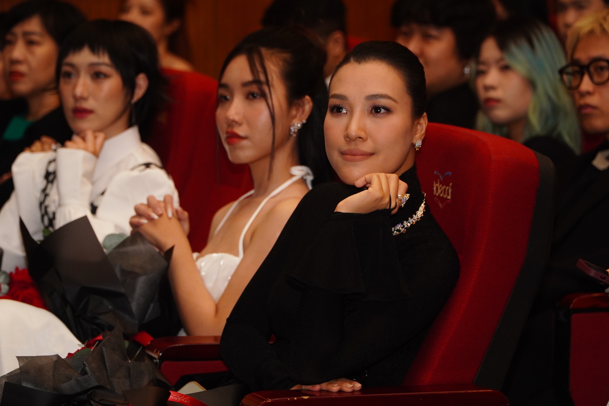 Chi Pu, Trang Ph&aacute;p, Ho&agrave;ng Oanh&hellip;"về chung một nh&agrave;"- Ảnh 10.