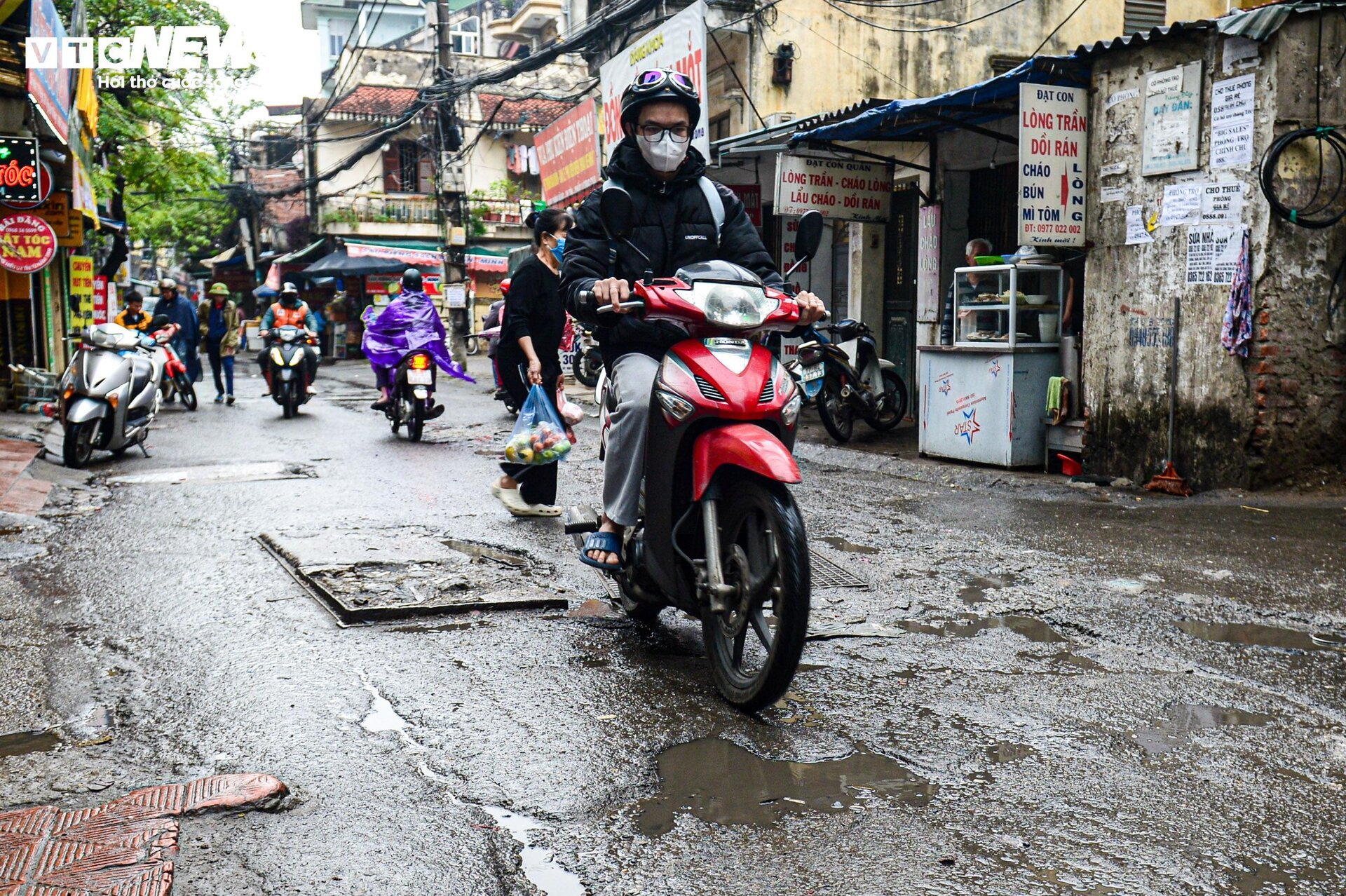 Con ngõ huyết mạch ở Hà Nội mòn mỏi chờ mở rộng, dân vấp ổ gà ngã xe như cơm bữa - Ảnh 8.
