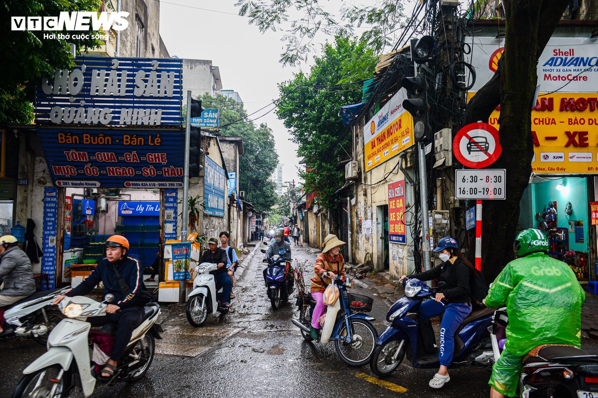 Con ngõ huyết mạch ở Hà Nội mòn mỏi chờ mở rộng, dân vấp ổ gà ngã xe như cơm bữa - Ảnh 3.