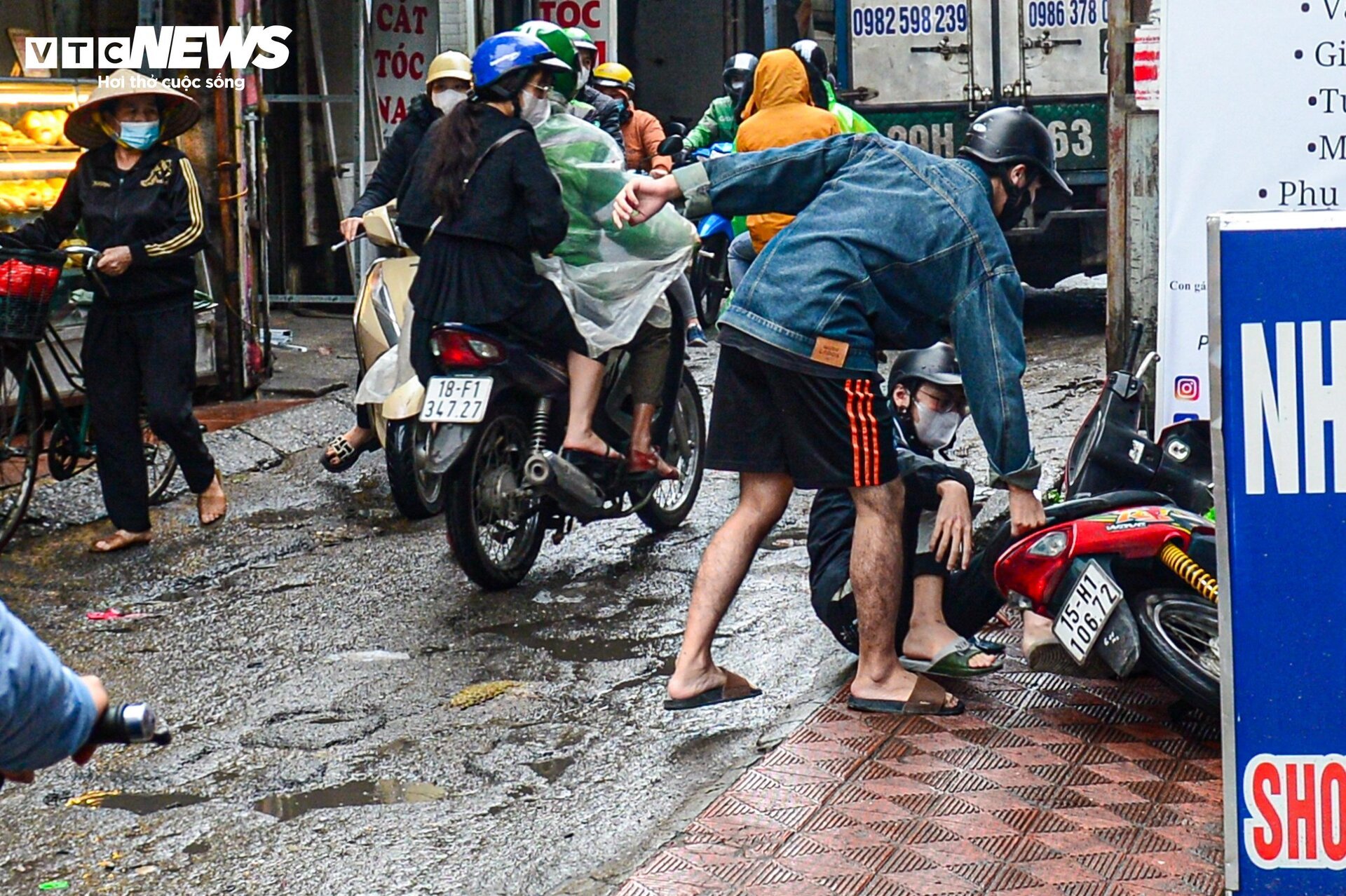 Con ngõ huyết mạch ở Hà Nội mòn mỏi chờ mở rộng, dân vấp ổ gà ngã xe như cơm bữa - Ảnh 9.
