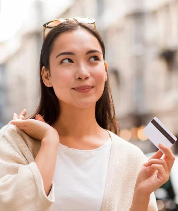 Dùng thẻ tín dụng vào việc này không khác gì “tự đào hố chôn mình”, nguy cơ mắc nợ rất cao! - Ảnh 2.