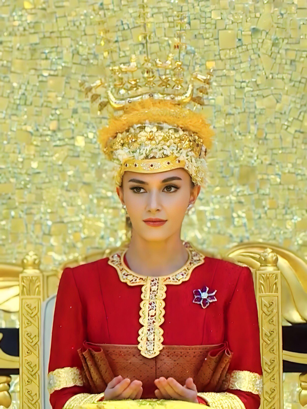 Cận cảnh đám cưới thế kỷ của Hoàng tử tỷ đô Brunei: Dát vàng thể hiện đẳng cấp, cô dâu đẹp lộng lẫy chiếm spotlight- Ảnh 6.