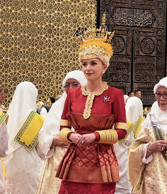 Cận cảnh đám cưới thế kỷ của Hoàng tử tỷ đô Brunei: Dát vàng thể hiện đẳng cấp, cô dâu đẹp lộng lẫy chiếm spotlight- Ảnh 7.