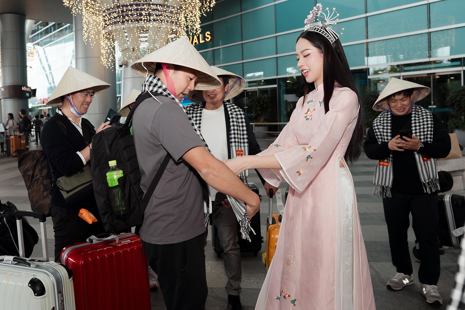 Hoa hậu Thanh Thủy diện áo dài quảng bá vẻ đẹp Việt Nam - Ảnh 3.
