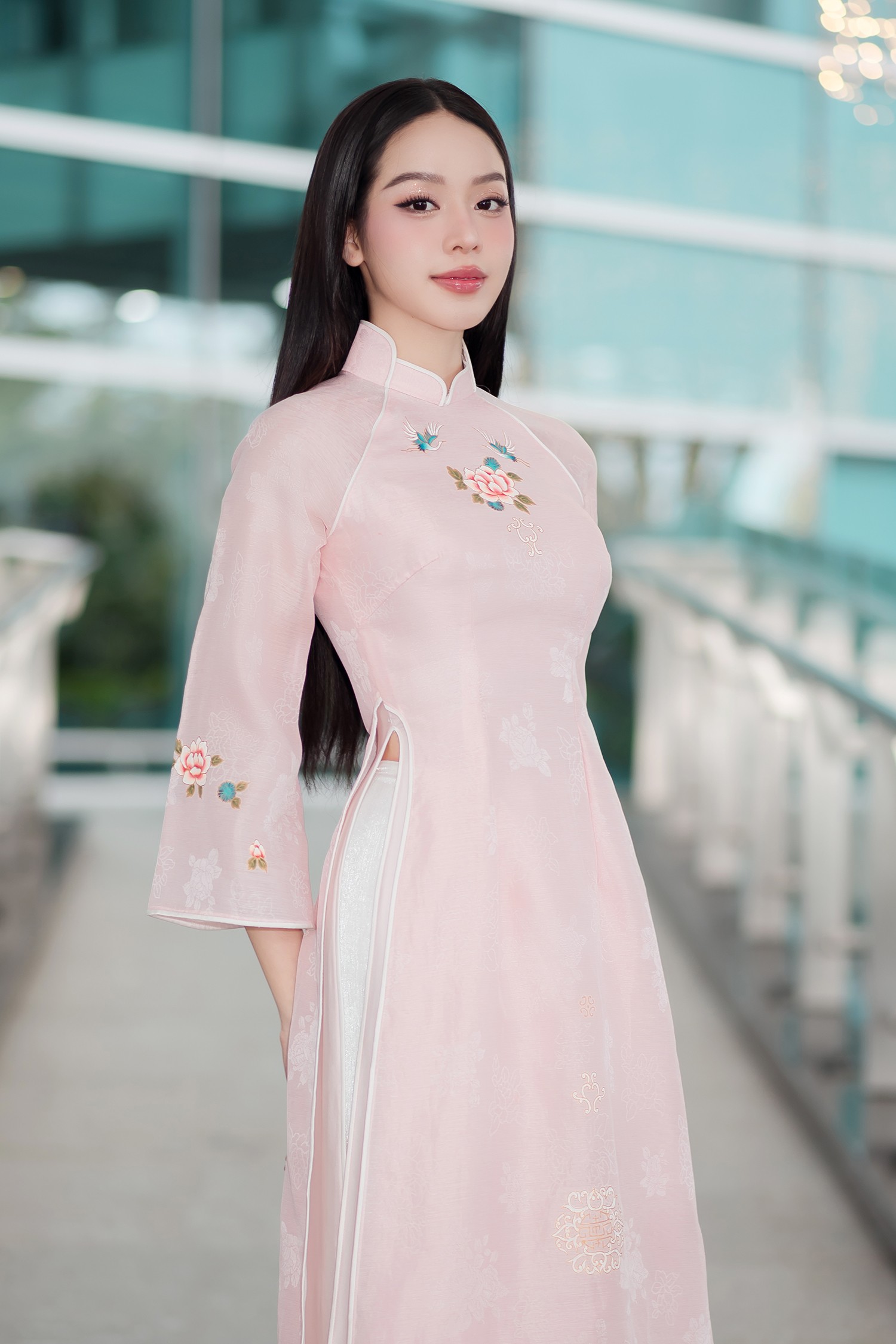 Hoa hậu Thanh Thủy diện áo dài quảng bá vẻ đẹp Việt Nam - Ảnh 5.