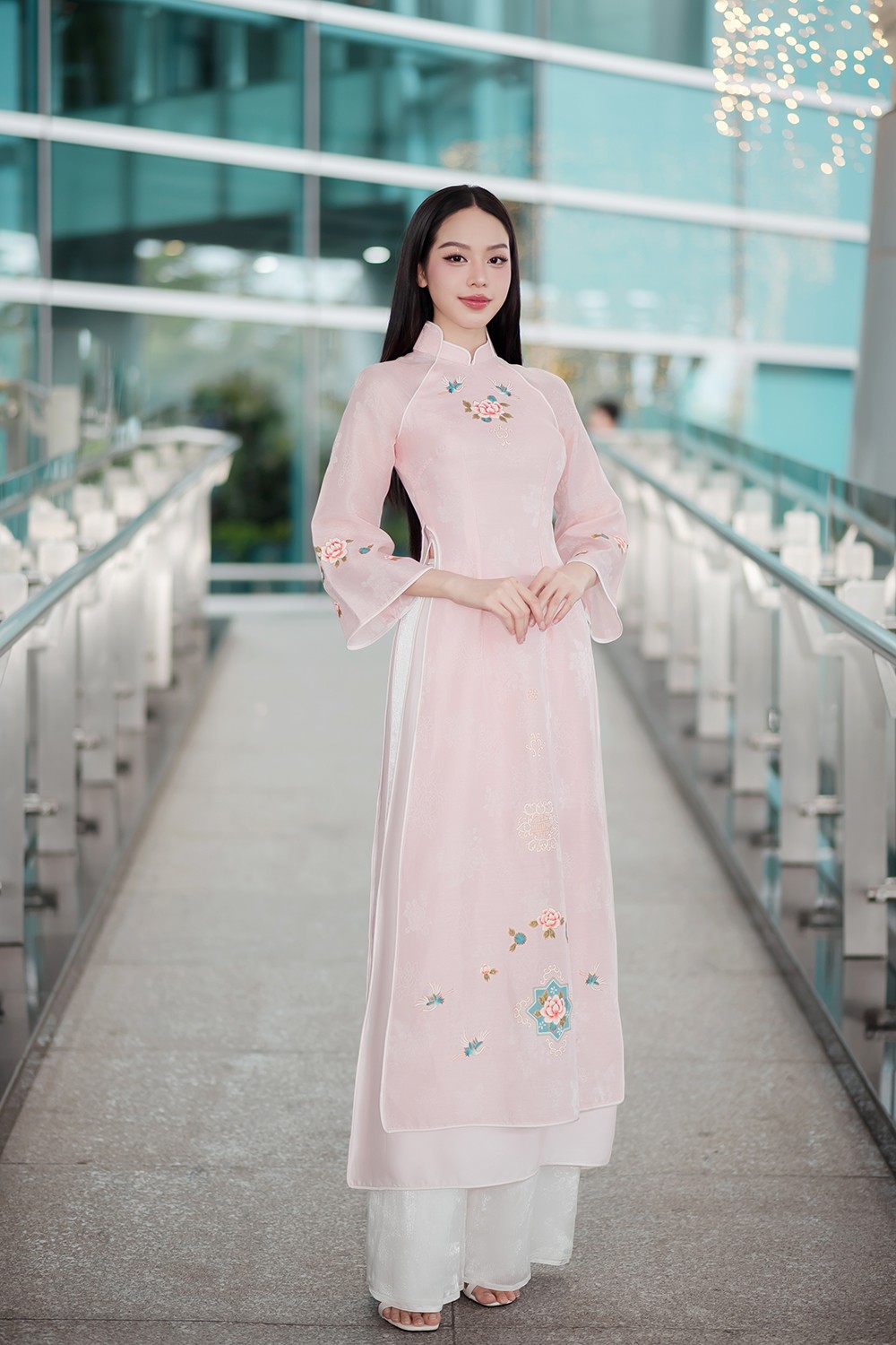 Hoa hậu Thanh Thủy diện áo dài quảng bá vẻ đẹp Việt Nam - Ảnh 4.