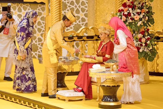 Cận cảnh đám cưới thế kỷ của Hoàng tử tỷ đô Brunei: Dát vàng thể hiện đẳng cấp, cô dâu đẹp lộng lẫy chiếm spotlight- Ảnh 9.