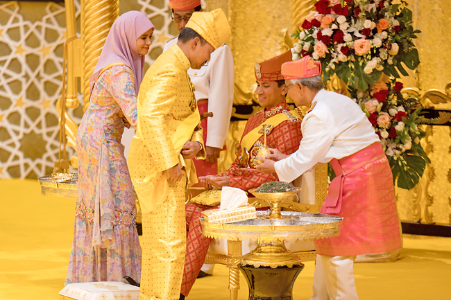 Cận cảnh đám cưới thế kỷ của Hoàng tử tỷ đô Brunei: Dát vàng thể hiện đẳng cấp, cô dâu đẹp lộng lẫy chiếm spotlight- Ảnh 10.