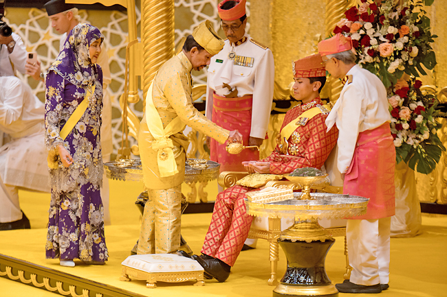 Cận cảnh đám cưới thế kỷ của Hoàng tử tỷ đô Brunei: Dát vàng thể hiện đẳng cấp, cô dâu đẹp lộng lẫy chiếm spotlight- Ảnh 8.
