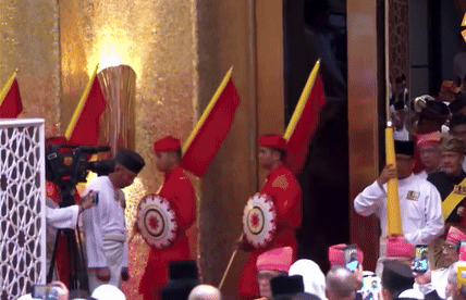 Cận cảnh đám cưới thế kỷ của Hoàng tử tỷ đô Brunei: Dát vàng thể hiện đẳng cấp, cô dâu đẹp lộng lẫy chiếm spotlight- Ảnh 2.