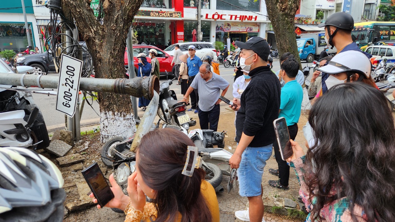 Hiện trường ô tô &quot;điên&quot; tông bay loạt xe máy, ô tô giữa trung tâm thành phố Huế - Ảnh 6.